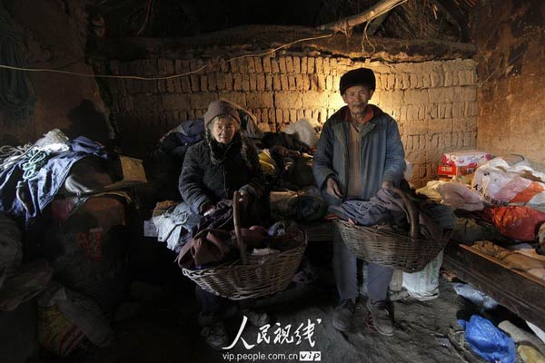 河南:贫困户家里旧衣物堆成山 (3)