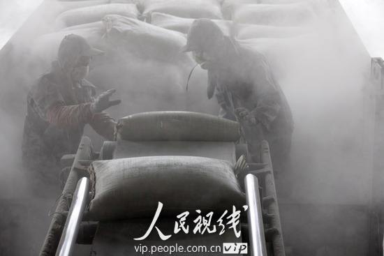 图片故事:安徽水泥搬运工的一天 (18)