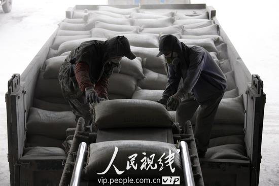 图片故事:安徽水泥搬运工的一天 (13)