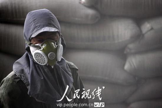 图片故事:安徽水泥搬运工的一天 (11)