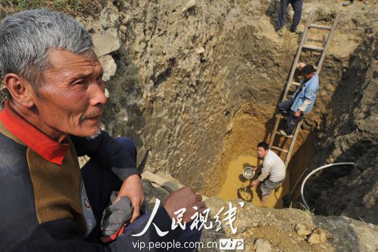 贵州息烽:百姓战天斗地打井抗旱 (3)