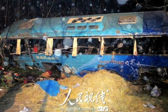江苏大丰:大客车翻下高速公路致9人死亡 (3)