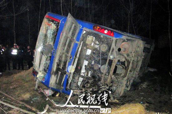江苏大丰:大客车翻下高速公路致9人死亡