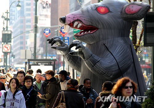 纽约建筑工人不满工资待遇 街头立起巨型硕鼠