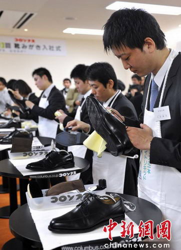 日本工厂新人入职为老员工擦皮鞋 (3)