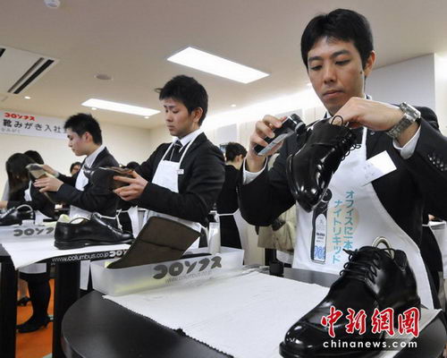 日本工厂新人入职为老员工擦皮鞋