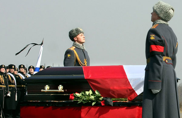 波兰总统卡钦斯基的遗体被运送回国 (3)