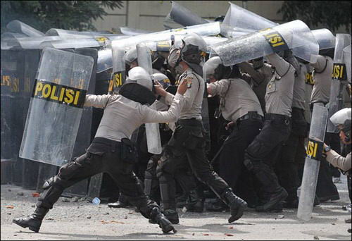 为阻止政府拆迁古墓 印尼民众与警察爆发流血