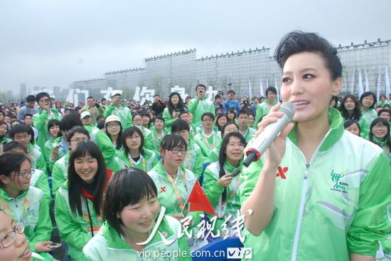 谭晶献歌上海世博会志愿者 系红丝带为玉树加
