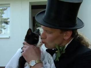 德国男子与濒死宠物猫举行婚礼