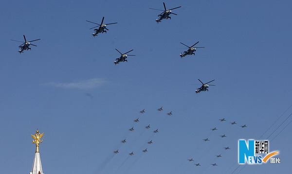 俄庆祝卫国战争胜利65周年红场大阅兵