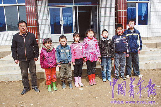 代课教师20年为学生摆渡 虽后悔仍担心孩子