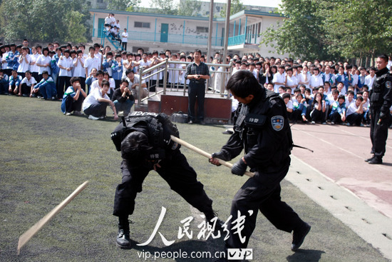 山西运城:特警给学生传授自防、自卫技巧