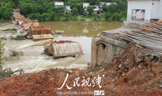 组图:江西于都黄麟乡黄龙桥被洪水冲毁 (3)