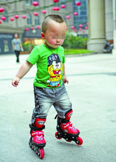 温州1岁半孩子穿滑轮走路照片蹿红网络