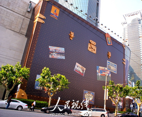巨型LV箱包亮相上海商业中心
