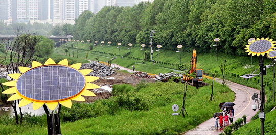 韩新式路灯酷似向日葵 吸收太阳能蓄电照明