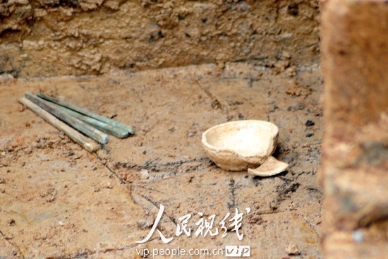 组图:安徽芜湖工地惊现古墓群 (13)