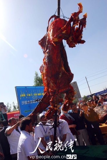 组图:烤全骆驼亮相新疆喀什 (2)