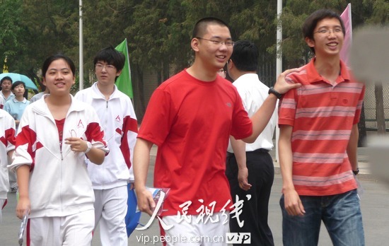 北京:高考首场考试结束 考生轻松出考场 (3)