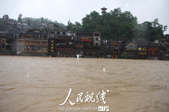 湖南凤凰县遭遇暴雨袭击 古城部分街道成泽国