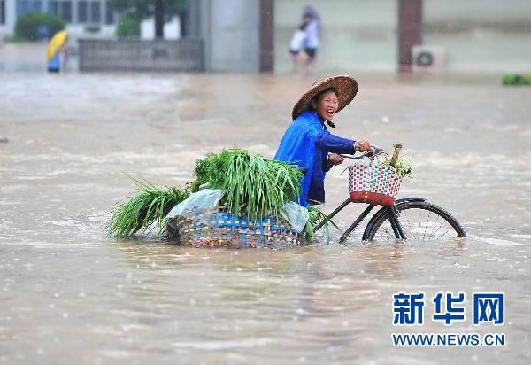南宁遭遇暴雨袭击 市区内涝严重 (4)