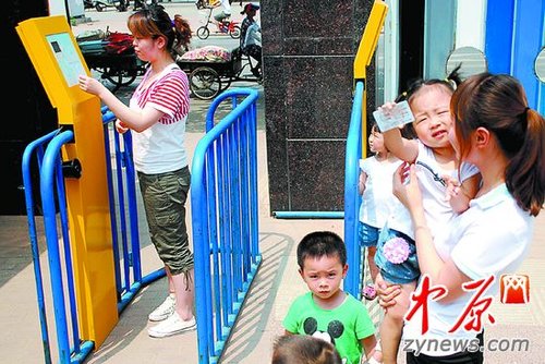 郑州推行幼儿智能接送管理系统 家长刷卡入园