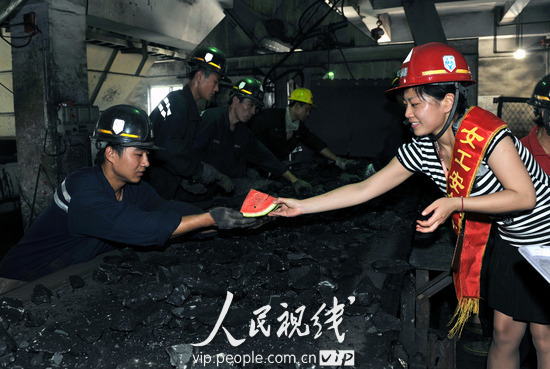 安徽宿州:煤矿协安员把清凉送到矿工手中 (2
