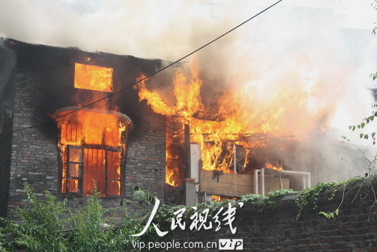 湖北宜昌:居民楼失火引起两煤气罐爆炸