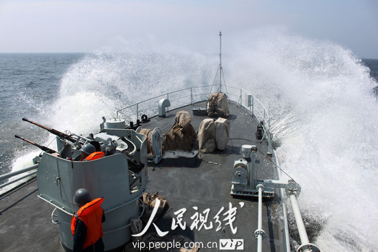 东海舰队扫雷舰大风浪下进行实弹射击