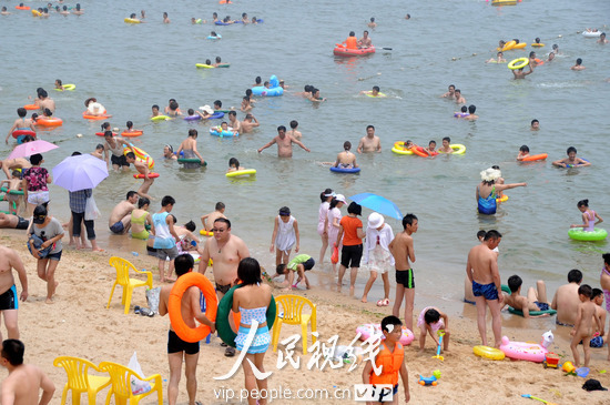连云港:大沙湾海滨浴场游客爆满 (2)
