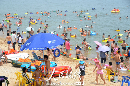 连云港:大沙湾海滨浴场游客爆满