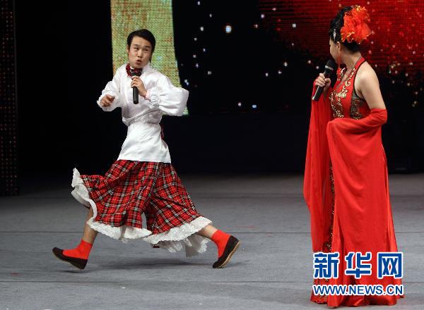 7月3日,小沈阳(左)和沈春阳在表演。新华社记