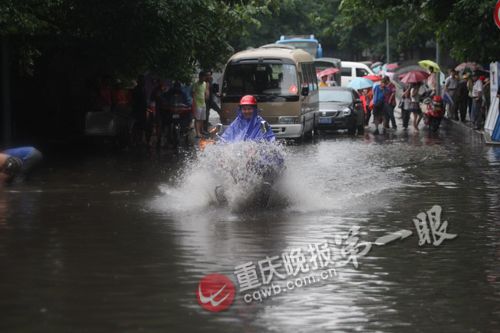 今年最强暴雨袭重庆65万人受灾7人死亡 (6)