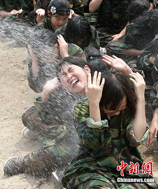 高清:韩国小学生参加军训夏令营 (5)