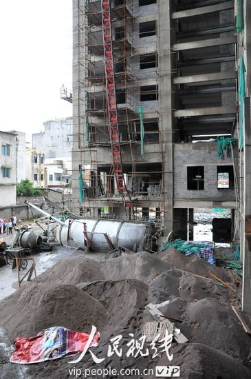 贵州兴义一建筑工地水泥罐体倒塌致7人死亡 (