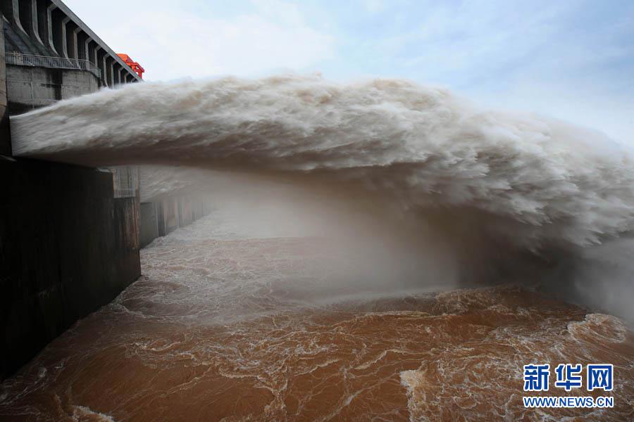 高清:三峡迎来特大洪峰 规模超过1998年洪水 (