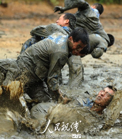 中国海军陆战某旅两栖侦察队训练直击 (2)