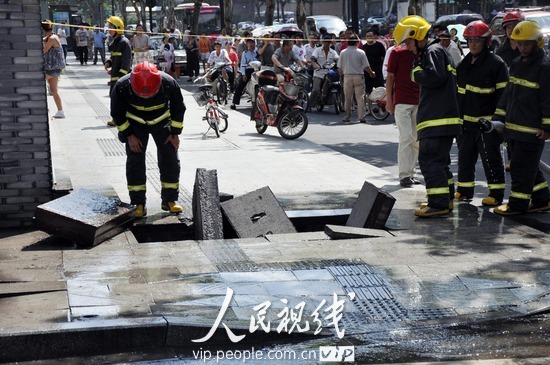 组图:杭州路面电缆起火发生爆炸事故 (2)