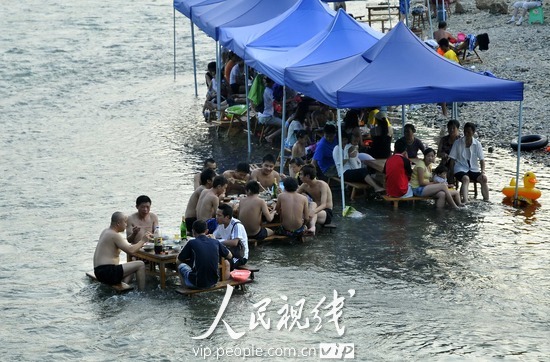 贵州凯里:高温袭来 市民水中就餐 (3)