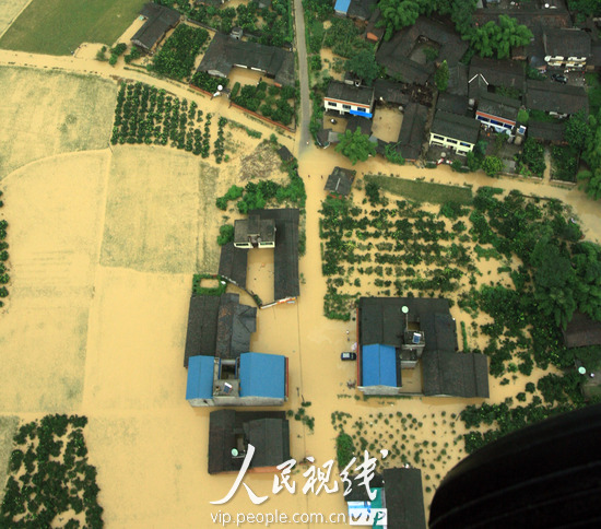 直升机在傍晚航拍成都市蒲江县洪水淹没的
