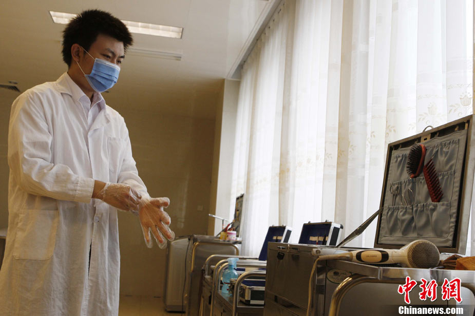 高清:探访青年劳动者28岁的殡仪馆整容师 (5