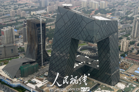 北京:央视新址停机坪收尾施工 北配楼拆卸工程