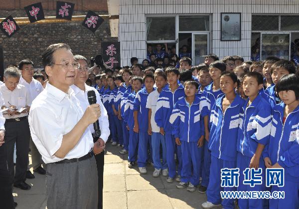 这是温家宝对同学们说：“今天是教师节，我来看望教师，也来看望同学们。我们祝贺教师节的最好方式，就是热爱老师，使尊师重教蔚然成风。” 新华社记者黄敬文摄