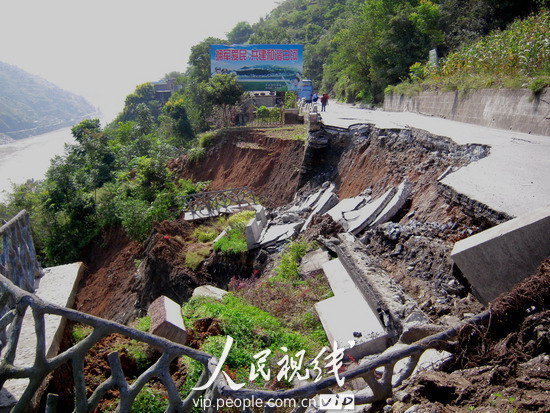 组图:316国道陕西白河段路基塌陷大车无法通行