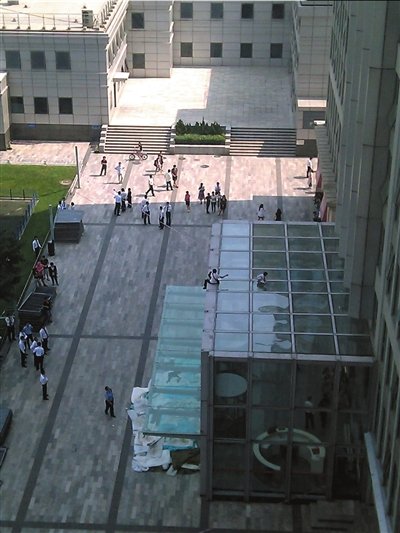 北京一女子讨债失败欲携女儿跳楼自杀被救回