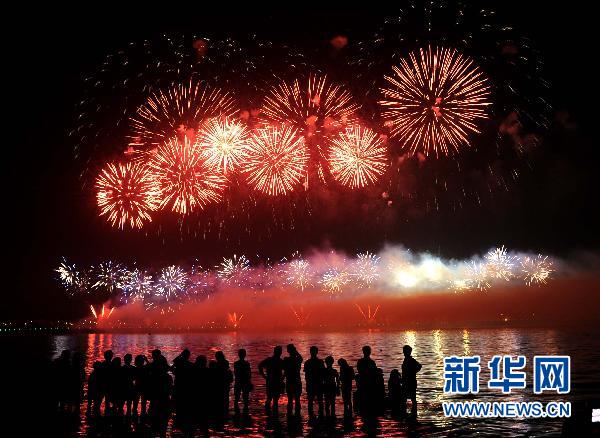 玩个锤子烟花效果 F201009180851331878426046.jpg