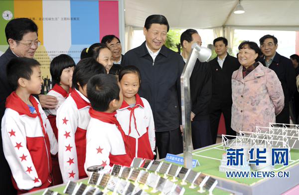 这是习近平(中)在参观中国科学院电工研究所展