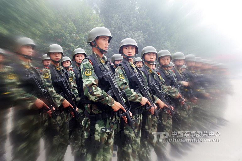 武警北京总队某部特勤中队官兵武装集结完毕,整装待发.
