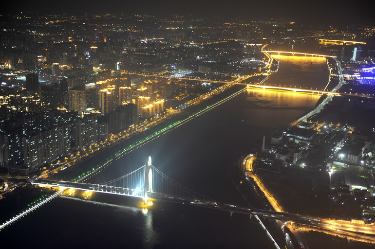 9月30日,珠江猎德大桥到琶洲大桥江段夜景.